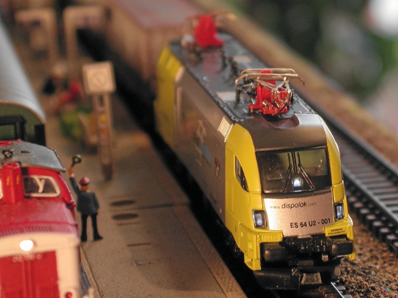 063 Der Stier auf Gleis 2.JPG - Der Stier auf Gleis 2 fährt in Enndingen auch ohne Oberleitung